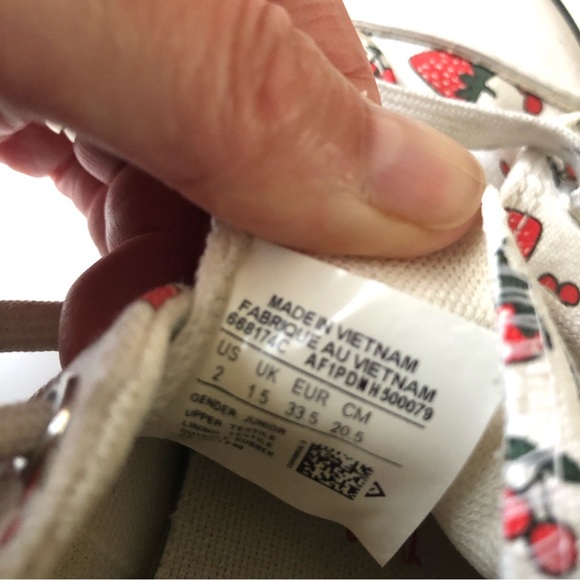Kids strawberry converse size 2 - Picture 2 of 6